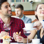jak zachować się w restauracji