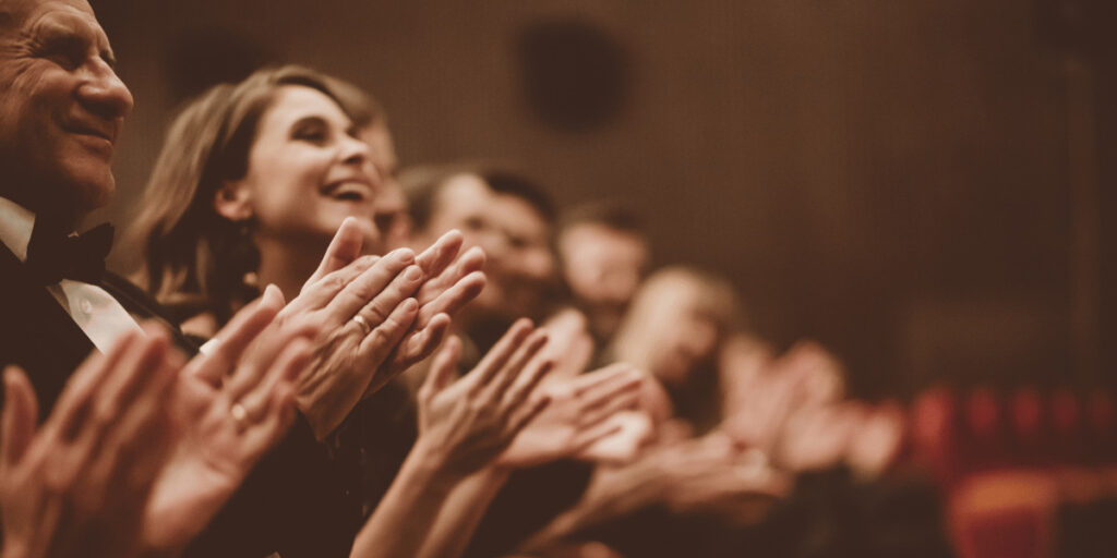 jak się ubrać do teatru