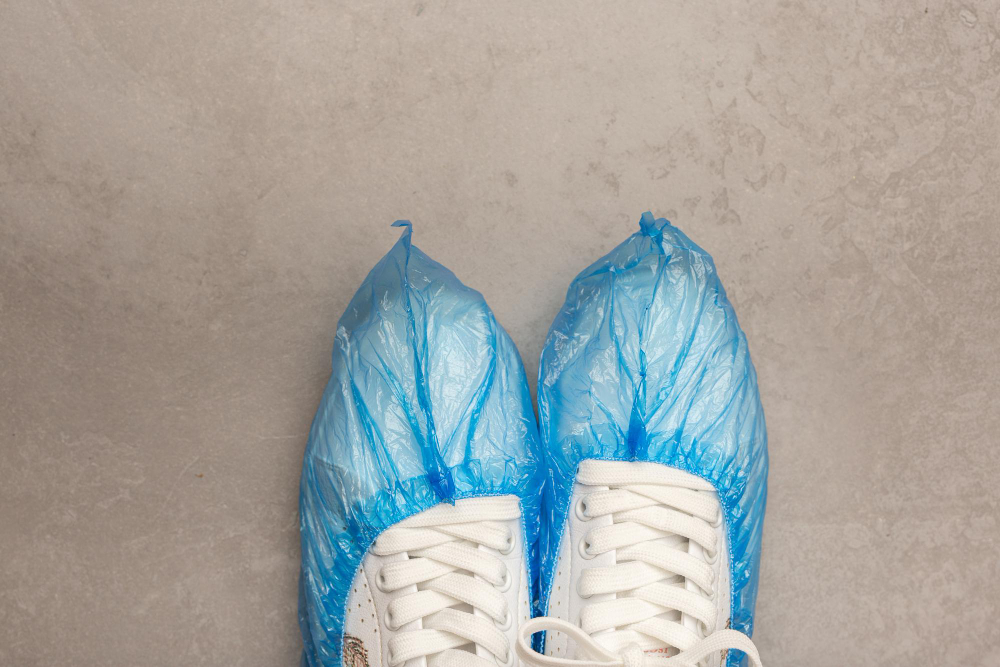buty zapakowane w foliowe zabezpieczenia